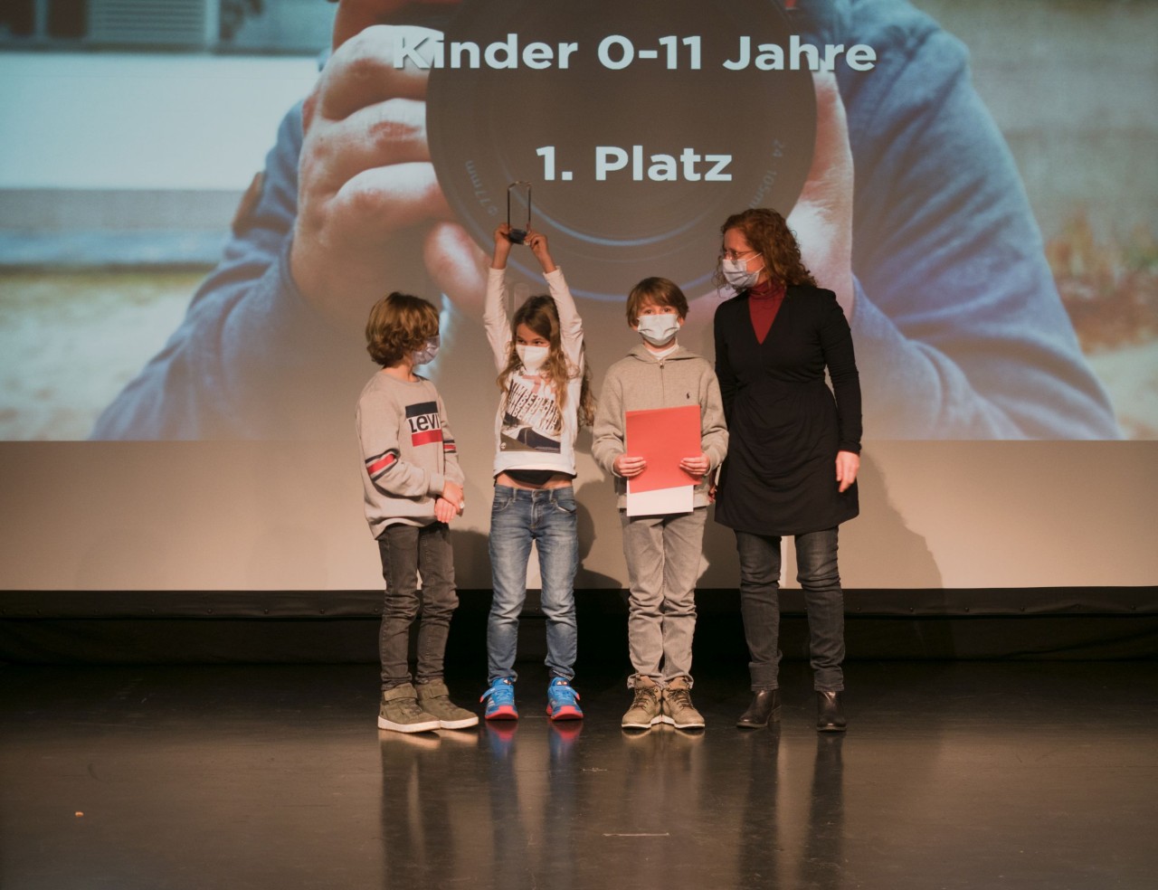 1-Kinder-der-Klasse-3d-Elsa-Brndstrm-Schule-Frankfurt-mit-Dezernentin-Elke-Voitl_Bild-1_Preisverleihung-visionale-2021_c-Richard-Kratz